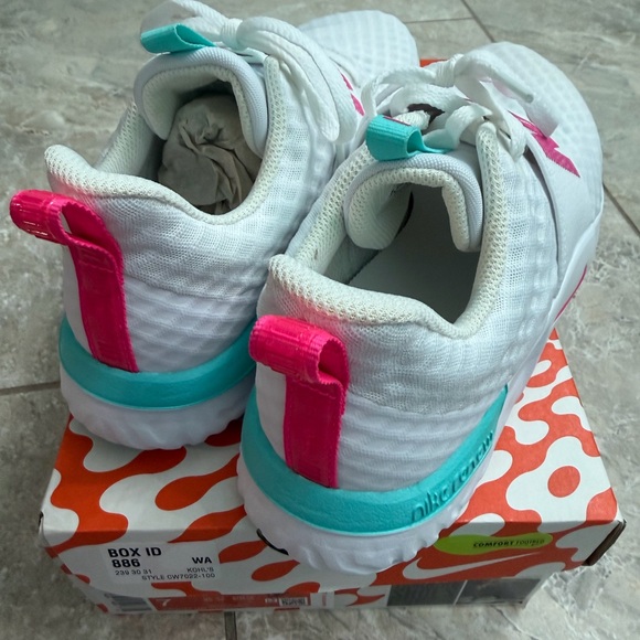 Nike Women’s Renew In Season TR 9 White and Pink Athletic Shoes - Picture 4 of 6